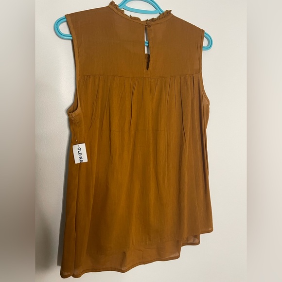 Lightweight Sleeveless Blouse - Picture 2 of 3